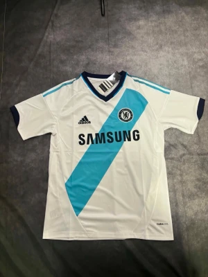 Chelsea tröja  - Chelsea tröja ⚽ Storlek: S 🆕 Helt ny med tag kvar Packeteras ordentligt inför leverans 📦