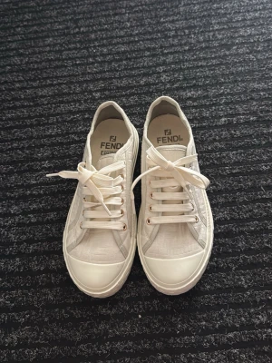 Vita sneakers F - Vita F sneakers! Använda 1 gång då de var för små på mig! Enda tecknet på användning är på baksidan vid hälen, se bild. Storlek 37