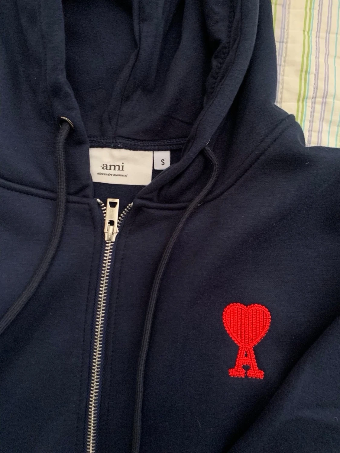 Mörkblå hoodie med dragkedja från Ami - 1