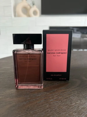 Musc Noir Rose Eau de Parfum 50ml - Helt ny!! Musc Noir Rose for her från Narciso Rodriguez 50ml. Endast öppnad för att testa. Säljes på grund av fel köp av parfym. Original parfym köpt från Boozt, bild på orderbekräftelsen. Förpackning från Boozt medföljer, ni behöver endast köpa frakt.