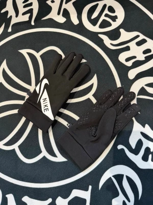 Nike black gloves - Never used, in amazing condition. Ask DM for more questions and follow insta to join our giveaways!