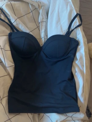SÖKER!!!! - Jag söker en sån här topp/body i storlek XXS, XS eller S❣️ den behöver inte vara svart den kan även vara i andra färger. Tror den e från gina❣️ helst inte för dyr!!