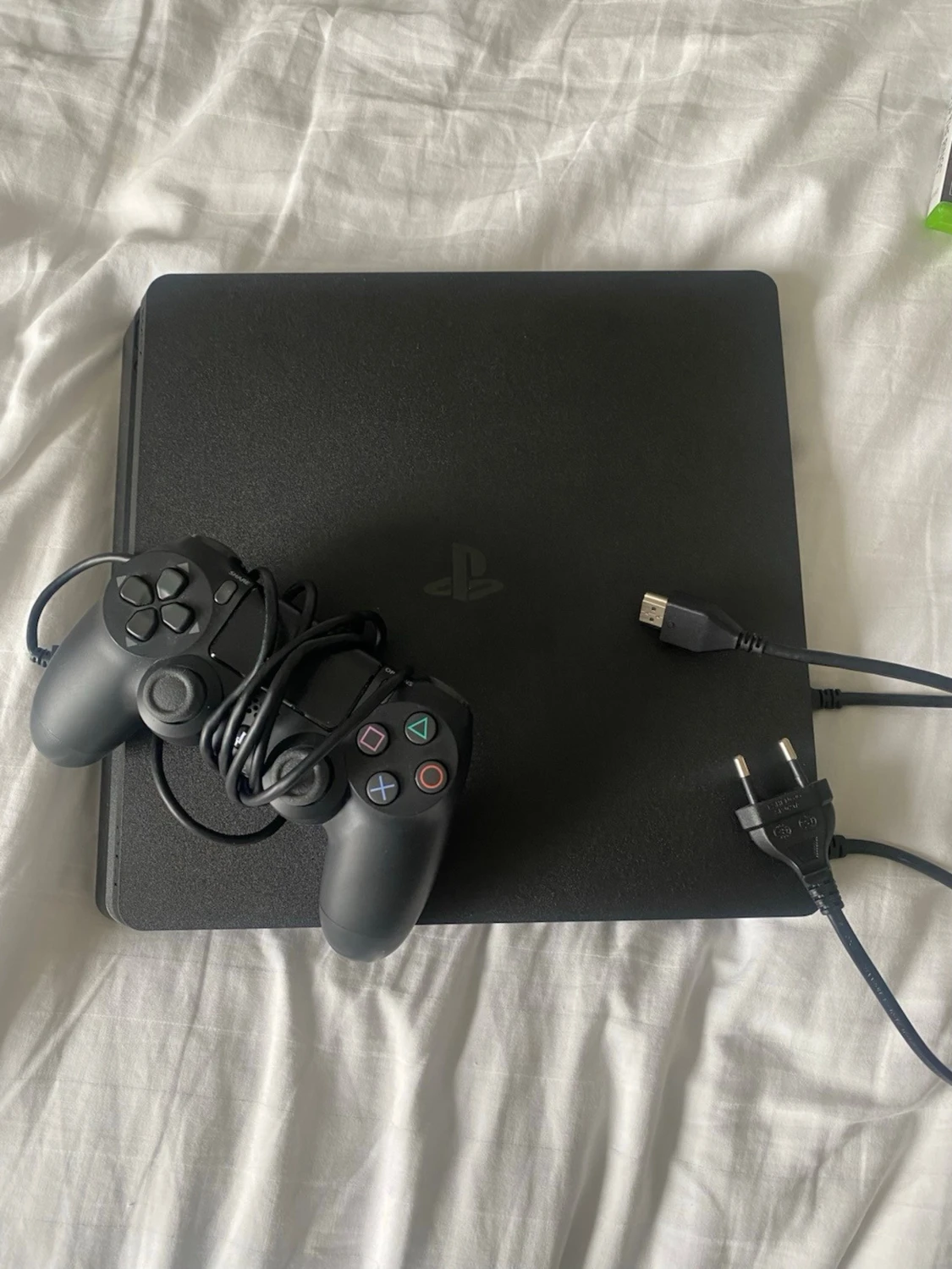 PlayStation 4 med en handkontroll 