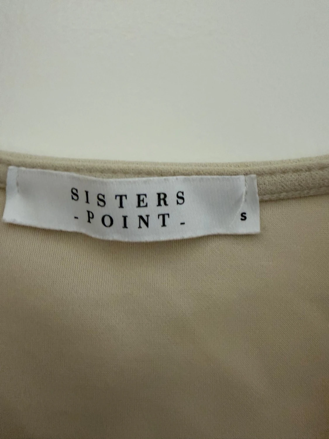 Beige omlottopp med knapp från Sisters Point - 2