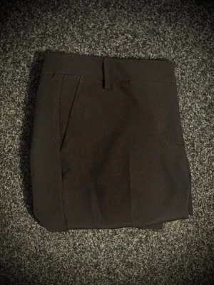 Vera kick flared kostymbyxa från Bik Bok - Använd en gång, nypris 499kr. Det är bara att höra av sig om du har funderingar🤗