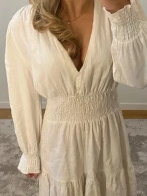 vit zara klänning  - vit klänning från zara. den är i storlek L men passar mig som brukar ha s/xs mycket bra, är 167 lång💓