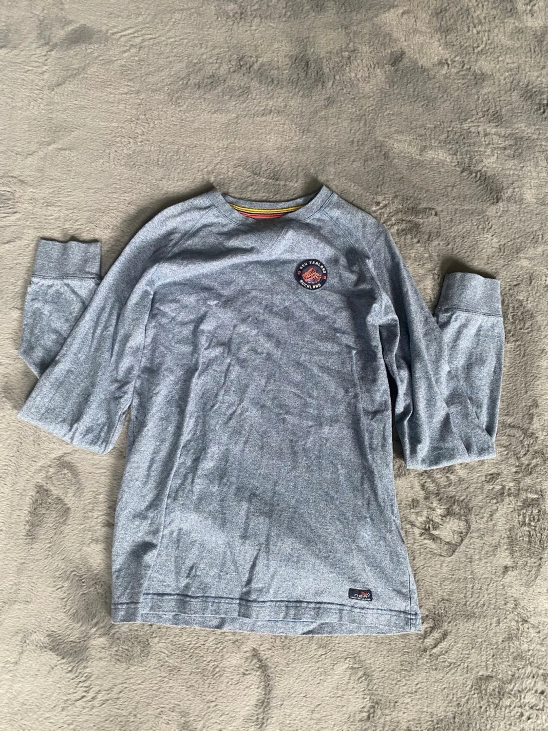 Grå/blå långärmad t-shirt med patch