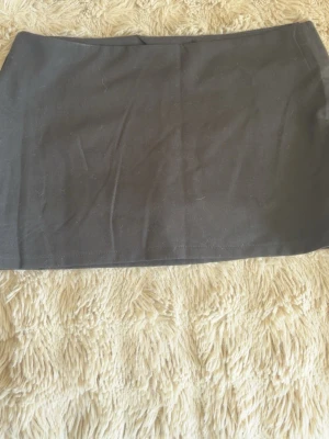 svart kostymkjol 💞 - säljer denna svarta kostymkjolen från shein💓den är helt ny endast testad 2 gånger och är i jättefint skick💓den har inbyggda shorts under kjolen 💗 dessa kommer ej till användning 💞