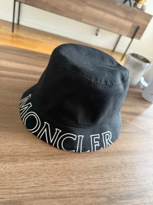 Moncler hatt - Moncler hatt i storlek S, äkta. Hör av er vid intresse!😁