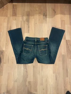 Nudie Flare Glenn - Säljer dessa feta Nudie Flare Glenn i 29/34 dem sitter lite kortare än 34or skulle jag säga. Perfekta flare jeans som lägger sig snyggt över skon!  Hör av dig vid eventuella frågor eller funderingar!