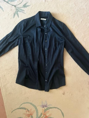 Svart skjorta - Från Stenströms, storlek 36 (s)