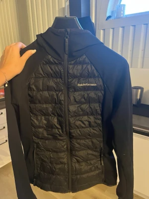 Peak performance javka - Dam modell, använd men i bra skick! Modell står på sista bilden Storlek M