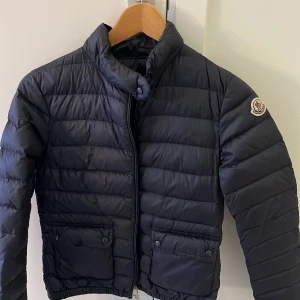Moncler jacka - Säljer min moncler jacka i bra skick Nypris 10000kr Kontakta mig för fler bilder!