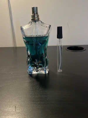 10ml jpg le beau edt sample  - Jpg le beau edt 10 ml sample. Glas flaska, kokosnöt, vanilj, tonkaböna, bergamont, citrus, noter