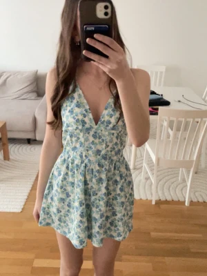 Blommig byxdress - s  - Supersöt blommig byxdress från Bershka i storlek S. Aldrig använd, lappen är kvar! 🩵