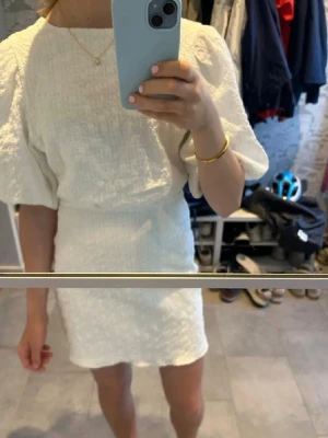 Vit klänning - Super fin konfirmations klänning eller student! Använd endast 1 gång💓‼️Uppsydd längst ner så att den blev lite kortare. Nypris 500kr.