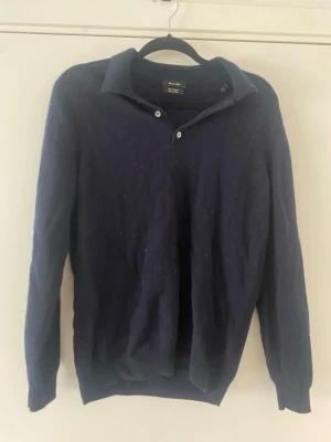 Mörkblå ulltröja från Massimo dutti  - Tröja från Massimo dutti som tyvärr krympte i tvätten så har ej använt överdrivet mycket. M är ordinarie storlek men nu skulle jag säga att den är mer åt S hållet. Jag använder M normalt o den sitter tajt på mig. 