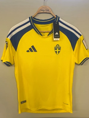 Sverige Tröja 2026 - Ny med prislapp. Storlek M