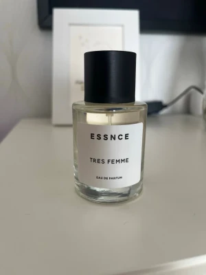 ESSNCE Tres Femme Eau de Parfum - Essnce Tres Femme är en feminin och elegant parfym med en mjuk, blommig doft som känns både fräsch och sofistikerad. Den passar perfekt både till vardags och vid speciella tillfällen. Med sina söta och blommiga toner ger den en känsla av självförtroende, stil och elegans som håller sig kvar länge.