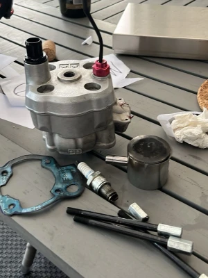 77Br till am6 - Säljer ett cylinderkit med cylinder, kolv, cylinderfots packning, alla topplocksfackningar, tändstift, KOSO tempgivare och bultar. . Allt som syns på bilden ingår. 