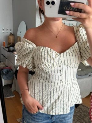 Randig blus med puffärm och knappar - Superfin blus i vitt med smala blå ränder, puffiga korta ärmar. Använd några gånger❣️skulle säga passar xs-s