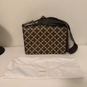 By Malene Birger Väska - Väska från By Malene Birger, och modellen heter ”Loenna shoulder bag”  Köpte ungefär ett år sen men har inte använt så mycket därför säljer jag den. Köpte på Åhléns och kvitto finns på Kivra.  Kan hämta i Tyresö