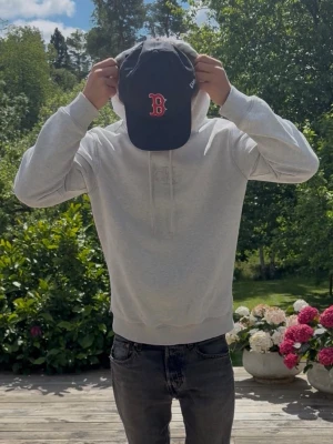 Calvin Klein hoodie - Snygg ljusgrå Calvin Klein hoodie i väldigt fint skick. Köptes ny i New york för ca 1600kr. Säljer den nu till ett kanonpris!
