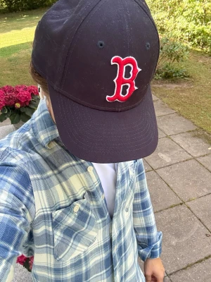 Boston soxs new era keps - Snygg ovanlig baseball keps. Köpt i New York. Helt ny & aldrig använd. (Passar små huvuden)