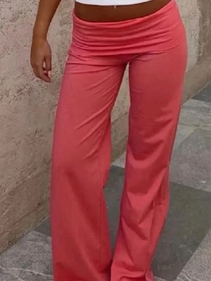 Coral yoga pants - Snygga vida leggings i en stark coral färg med lågmidja. Mjukt och stretchigt material som sitter bekvämt. Aldrig använd! Helt sprillans ny! Buda gärna