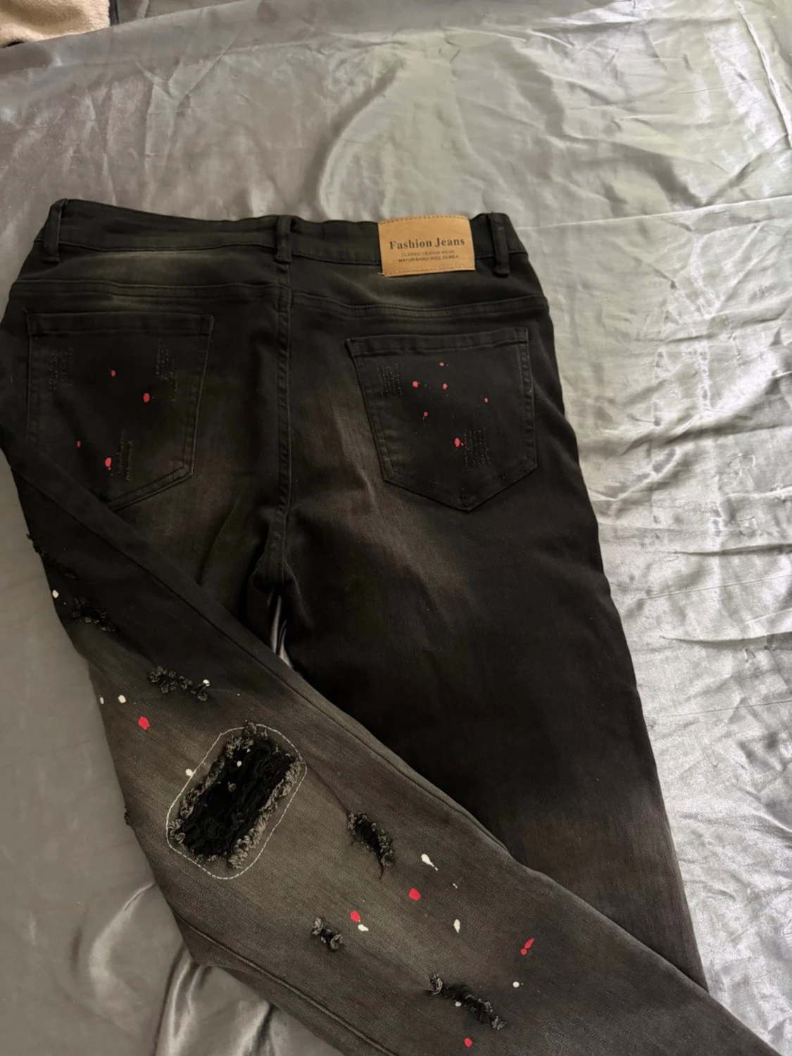 Svarta jeans med färgstänk och slitningar - 1