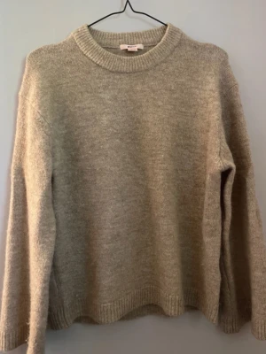 Stickad tröja - Brun/beige stickad tröja, aldrig använd💓från Gina tricot, passar XS/S