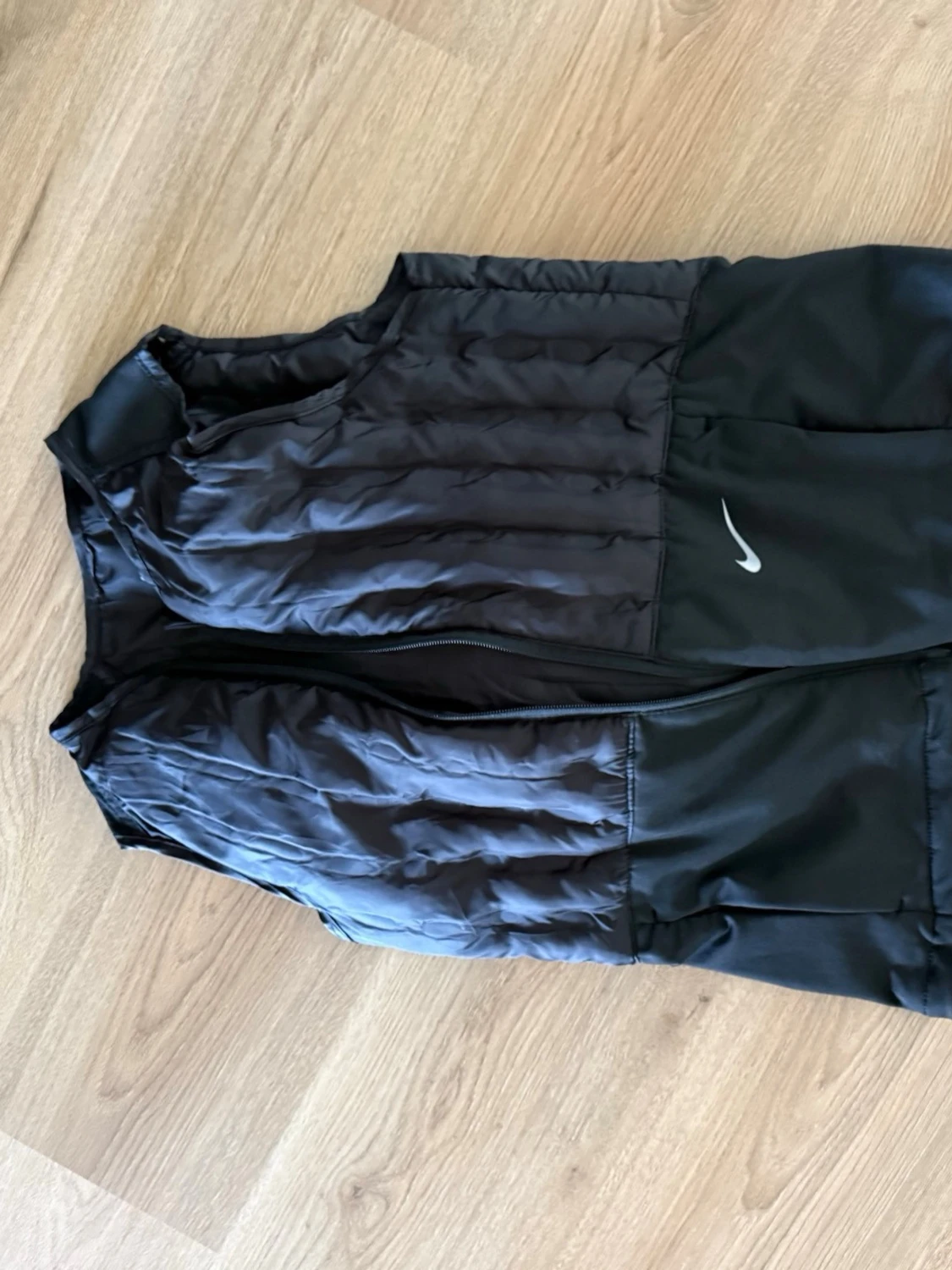 Svart dunväst från Nike