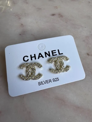 CC guld örhängen  - Jättefina örhängen helt nya från förpackningen! Material i Sterling silver 925 rostfria ✨ Skickas inslaget i en liten presentpåse 🎁  Erbjuder snabb leverans postar inom 24 timmar