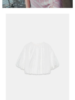 Vit croppad blus med puffärm - Trendig vit blus med croppad passform och stora puffärmar. Tillverkad i ett lätt och luftigt material med rund halsringning. Perfekt för dig som vill ha en statement topp till sommaren. Säljer denna topp för jag beställde fel storlek. Har aldrig använt så den är helt ny med prislappen på. Tröjan är helt slutsåld på Zara så passa på! 