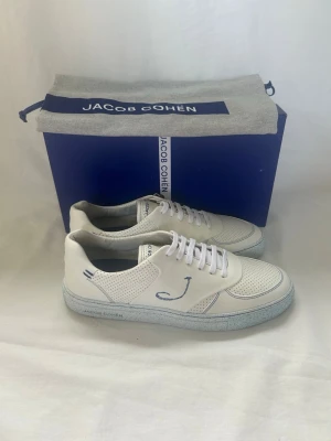 Jacob Cohën sneakers - JACOB COHEN SNEAKERS. Storlek: 43 | Skick: 10/10, helt nya. Dustbag och box ingår | Skickas samma dag om köp | Nypris: 5500 kr |