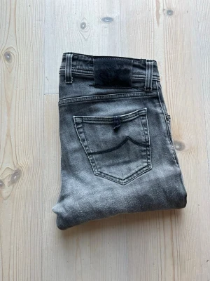 Jacob Cohën jeans - Säljer nu dessa snygga Jacob Cohën jeans!  Den är i färgen grå, och har en snygg wash.   Storleken är 31, och jag skulle säga att den sitter som det också, alltså är den true-to-size. Passformen är 622 comfort, och som man ser på bilderna så sitter den slim.  Skicket är 9/10, använda några gånger, men fortfarande otroligt fint skick och utan fläckar.  Nypriset är 4999 kr❌ Mitt pris är 1299 kr✅  Om du har några frågor eller funderingar är det bara att fråga, och priset är inte hugget i sten!🤝🤗