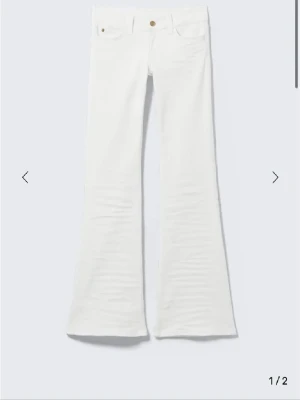 Vita cheap Monday jeans  - Säljer ett par vita jeans från cheap Monday med låg midja och utsvängda. Helt slutsålda och är använda 5 gånger bara. Pris kan diskuteras vid snabb affär 