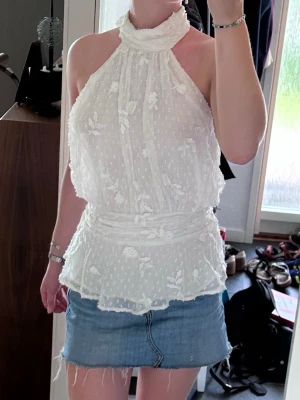Vit blommig halterneck topp - Så himla fin halterneck top, helt ny 💗