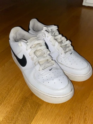 Nike Air Force 1 vita sneakers - Hej jag säljer dessa Nike airforce skor. Dem är (made in Indonesia) och storleken är 40. Man kan använda dem som träningsskor. Det är allt och ingen ändring på priset. 