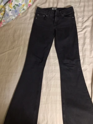 Mörk gråa bootcut billiga jeans🤌🏼💞 - Hejhej, vi säljer ett par mörk gråa jeans från lager 157. Storlek xxs. De är helt oanvända utan prislappen. Vi köpte de för 455kr men säljer dem för 255. Om ni har frågor eller något är det bara att smsa mitt nummer 0765810793💞💞