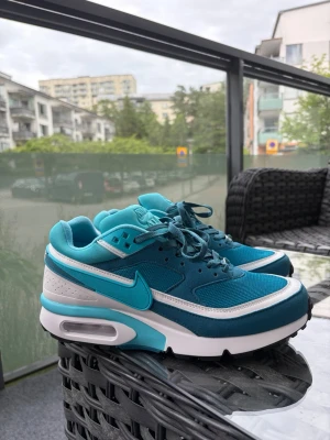 Air Max BW OG - Air Max BW OG sneakers i blått och turkost med vit sula och detaljer. Perfekta för dig som gillar sportig stil. Fick dessa i present men eftersom för små så säljer jag dem vidare. Kan ej så mycket om skor, men dessa verkar vara ett Limited Edition par där oridinarie pris är 2.000+ men eftersom det är present och har ingen förpackning så säljer jag för endast 799. OBS! (Liten storlek 44 vid större fötter som mina så passar säkert runt 43/43,5)
