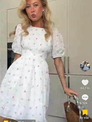Vit blommig kortklänning med puffärm - Supersöt sommarklänning från H&M i storlek Xxs, endast testad och prislappen sitter kvar💞