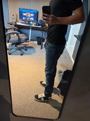 Pepe jeans (spike) strl 29/32  - Säljer ett par mörkblå slim fit jeans med klassisk femficksdesign och normal midja. Jeansen har en snygg tvätt och raka ben som sitter tajt utan att bli för smala. Perfekta till sneakers och t-shirt för en clean look.