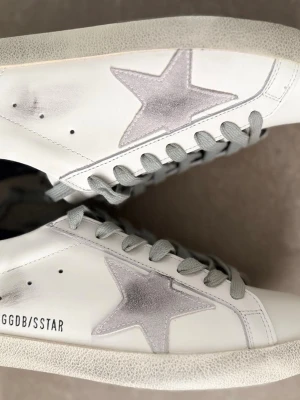 Golden Goose vita sneakers med stjärna - Passar också storlek 41