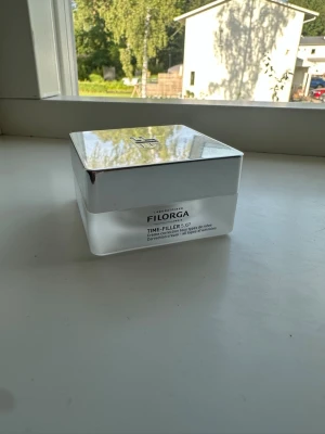 Oöppnad Filorga Time-Filler 5XP ansiktskräm - Lyxig ansiktskräm från Filorga i en stilren, fyrkantig burk med silvrigt lock och frostat glas. Time-Filler 5XP är en korrigerande kräm som minskar synligheten av rynkor och fina linjer. Perfekt för dig som vill boosta din hudvårdsrutin.
