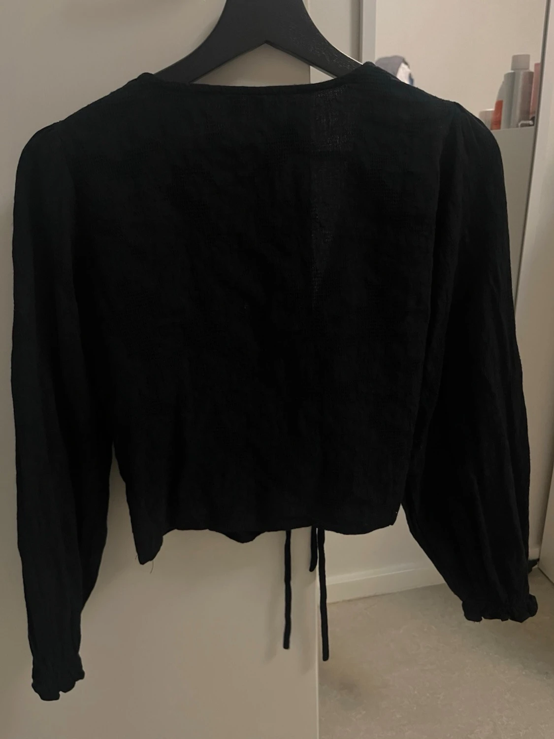 Svart blus med knyt från Pieces - 3
