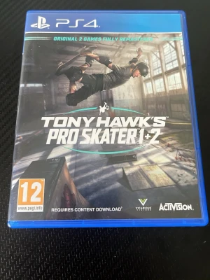 Tony Hawk's Pro Skater 1+2 PS4 - Tony Hawk's Pro Skater 1+2 till PS4 är ett skateboardspel där du kan åka i klassiska banor och göra feta tricks. Spelet kommer i ett blått plastfodral med omslagsbild på Tony Hawk i en skatepark. Perfekt för dig som gillar action och skatekultur.