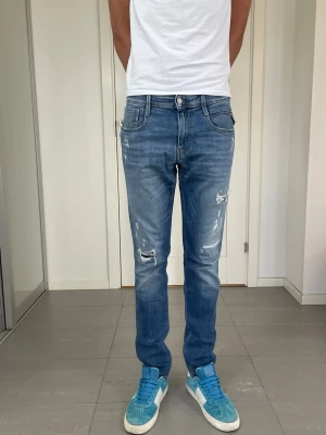 Replay Anbass Jeans - Säljer nu dessa Replay Anbass Jeans, W30 o L32 med mått ca 38 o 105 cm. skriv för fler bilder/frågor🙌🏼