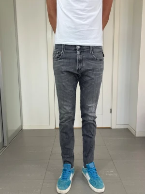 Replay Anbass Jeans - Säljer nu dessa Replay Anbass Jeans, mått ca 101 o 39 cm. skriv för fler bilder/frågor🙌🏼