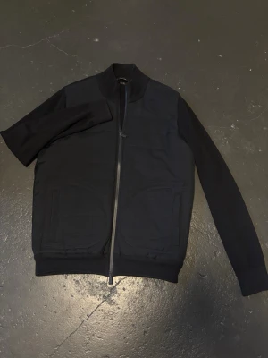 Massimo dutti cardigan  - Snygg mörkblå cardigan från märket Massimo dutti. Jackan är som i nyskick. Stolrke M och i riktigt fin kvalitet. Bara att höra av dig vid funderingar!😄💪🏼